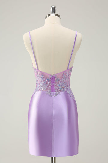 Vestido de cóctel con lentejuelas y tirantes finos de color lila brillante